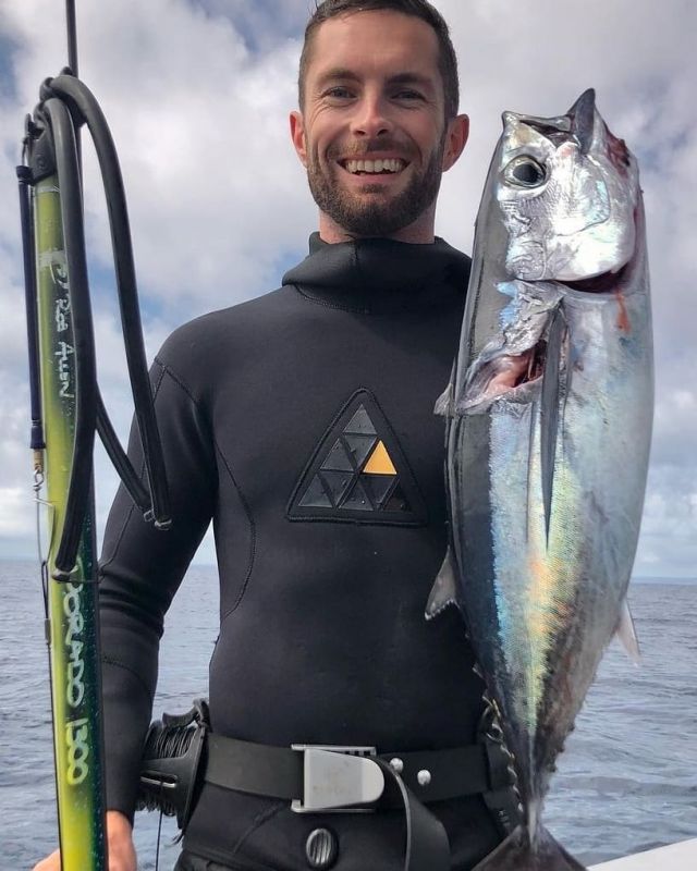 @eddiejackson nailing an albacore tuna 🎯
▪︎
▪︎
▪︎
▪︎
▪︎
#ninepinwetsuits #albacore #tuna #jellybean #nugget #seachook #seachicken #tasty #spearfishinglife #speargun #spearo #freedive
#seafoodandieatit #seafood
#quicktrigger #fast #ocean #fish #shot #🎯 #closeup